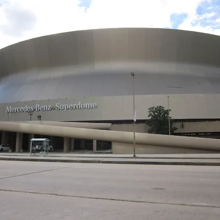 Stunning - Near Fq And Bourbon 4*