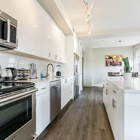 California Building By Hosteeva Apartment