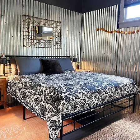 Algiers Point Loft - King Bed, Walk To Ferry *