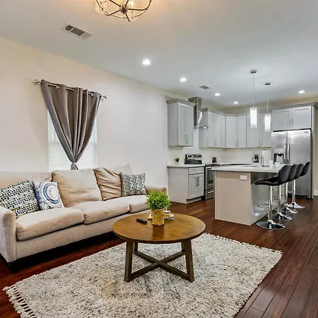 Luxury 2-bedroom Oasis With Open Living Space & Designer Touches New Orleans