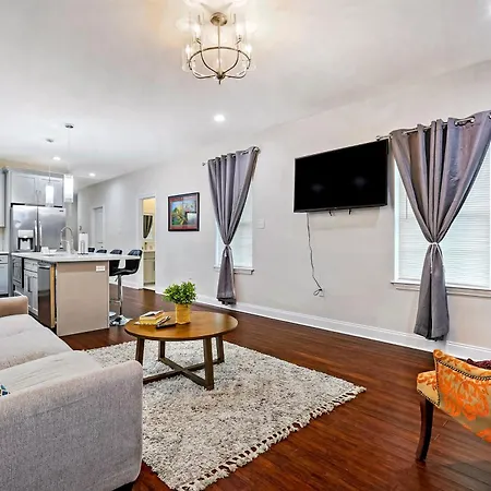 Luxury 2-bedroom Oasis With Open Living Space & Designer Touches 3* New Orleans