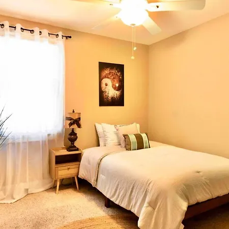 Gentilly With Off Street Parking And Jacuzzi Style Tub