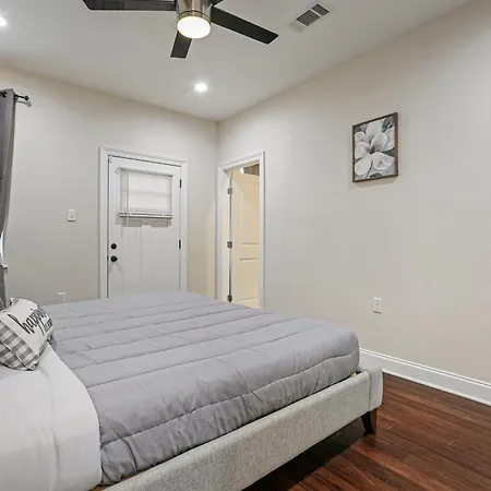 Luxury 2-bedroom Oasis With Open Living Space & Designer Touches