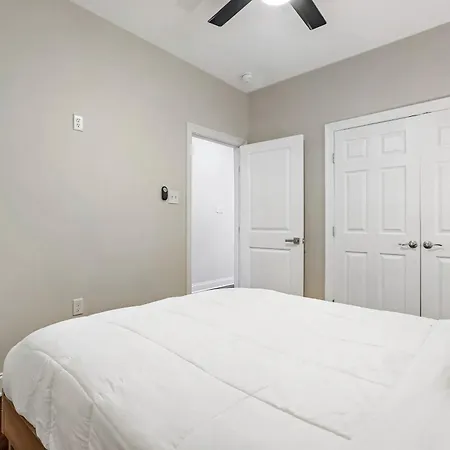 Luxury 2-bedroom Oasis With Open Living Space & Designer Touches
