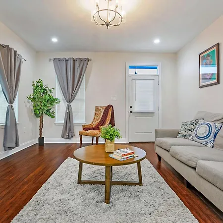 Luxury 2-bedroom Oasis With Open Living Space & Designer Touches Bed & Breakfast