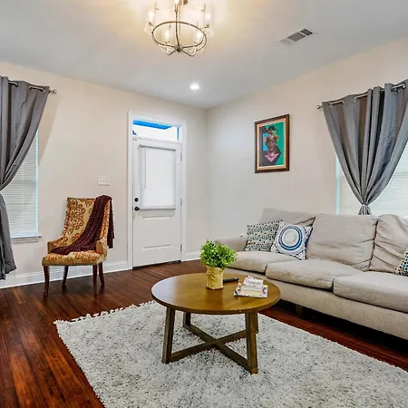 Luxury 2-bedroom Oasis With Open Living Space & Designer Touches Bed & Breakfast