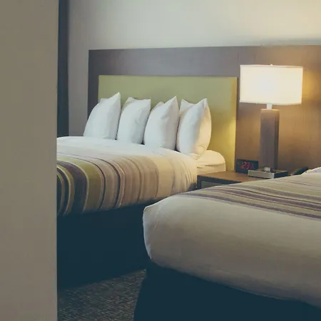 Country & By Radisson, I-10 East, La Hotel 3*