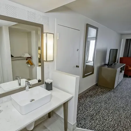 Country & By Radisson, I-10 East, La Hotel New Orleans