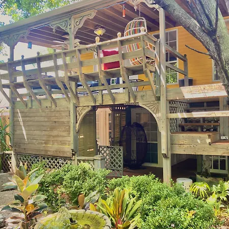 Madame Isabelle's House Hostel