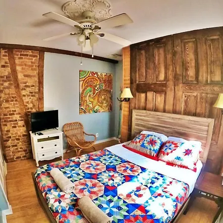 Madame Isabelle's House Hostel *