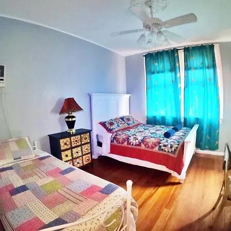 Madame Isabelle's House Hostel