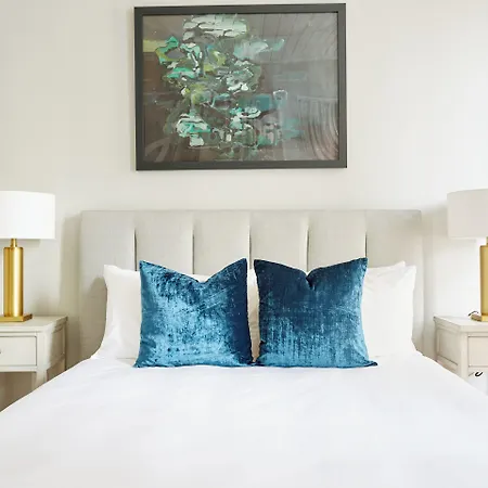 Sonder Baronne Manor Aparthotel