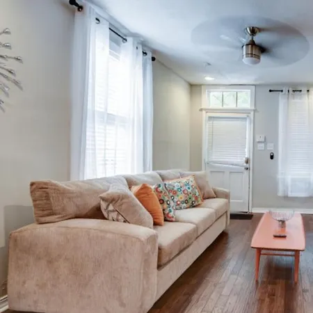 Huge 1 Bedroom Steps Into The French Quarter Apartment *