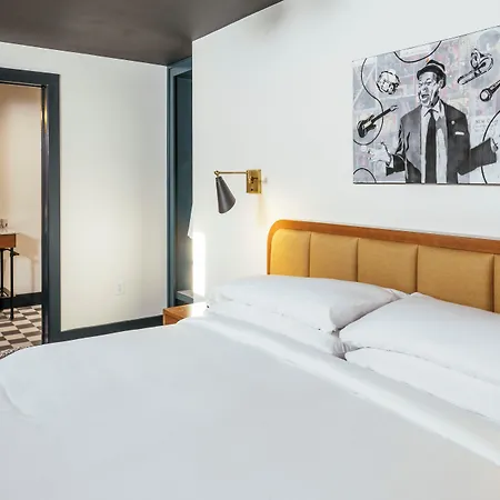 Hotel Dew Drop & Lounge