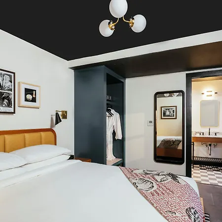 Hotel Dew Drop & Lounge 4*