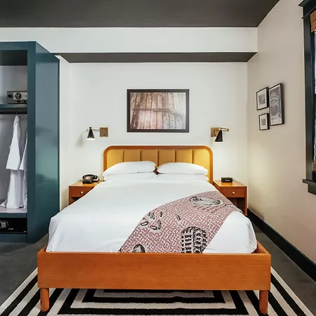 Dew Drop & Lounge Hotel