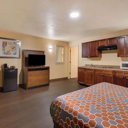 Hotel Relax Inn & Suites