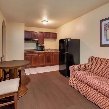 Relax Inn & Suites *