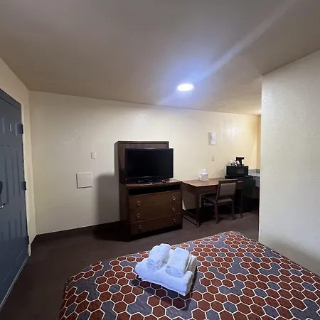 Relax Inn & Suites Hotel *