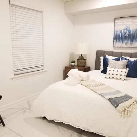 Hotel 7 Br- Sleeps 15! Famous Lakefront Amazing Property! 4*