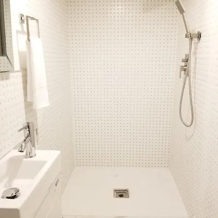 Hotel 7 Br- Sleeps 15! Famous Lakefront Amazing Property! 4*