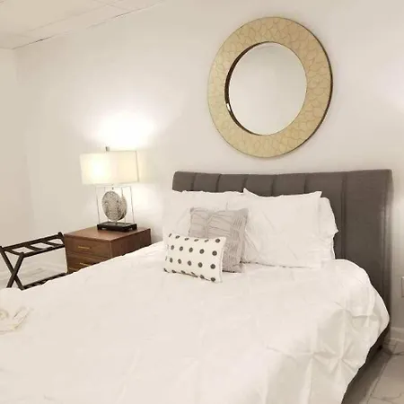Hotel 7 Br- Sleeps 15! Famous Lakefront Amazing Property!