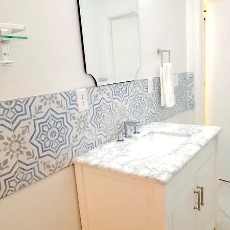 Hotel 7 Br- Sleeps 15! Famous Lakefront Amazing Property! 4*