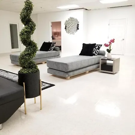 Hotel 9br-sleeps 19. Amazing Deal!!