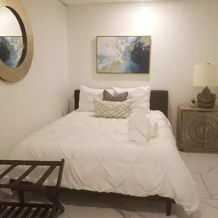 Hotel 9br-sleeps 19. Amazing Deal!!