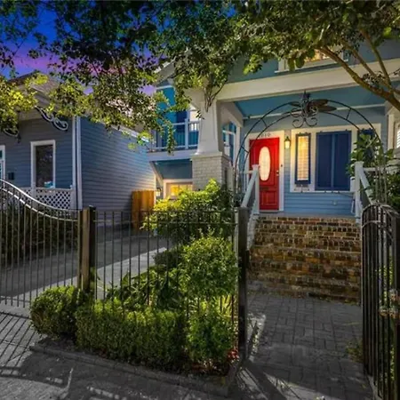 Villa Furnished Uptown 1 Bed Close To Hospitals, Universities & French Quarter Mardis Gras