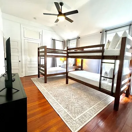 Spacious And Elegant Family In Mid-city Holiday home *
