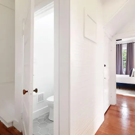 Spacious And Elegant Family In Mid-city