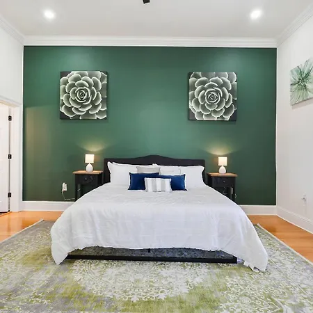 Holiday home Cozy 3br W Fireplace, Yard & Streetcar Walk