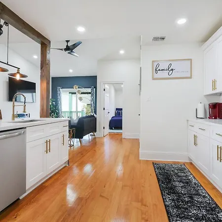 Holiday home Cozy 3br W Fireplace, Yard & Streetcar Walk