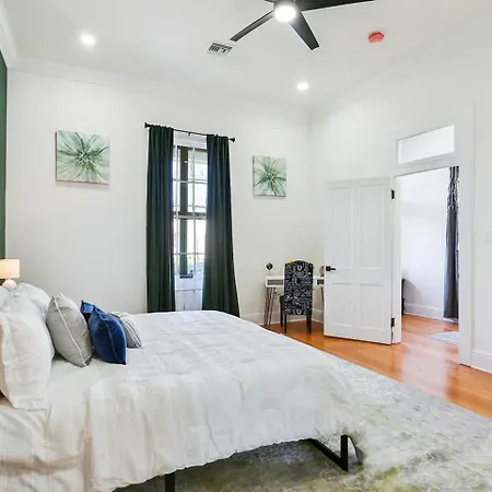 Holiday home Cozy 3br W Fireplace, Yard & Streetcar Walk