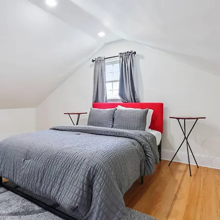 Cozy 3br W Fireplace, Yard & Streetcar Walk Holiday home *