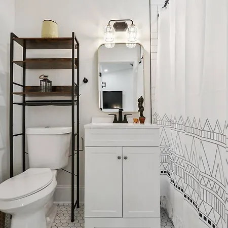 Holiday home Cozy 3br W Fireplace, Yard & Streetcar Walk
