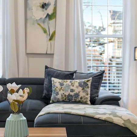 Stunning 4br-5br Near French Quarter Homes By Hosteeva *