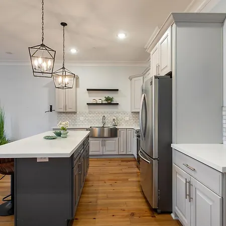Apartment Stunning 4br-5br Near French Quarter Homes By Hosteeva *
