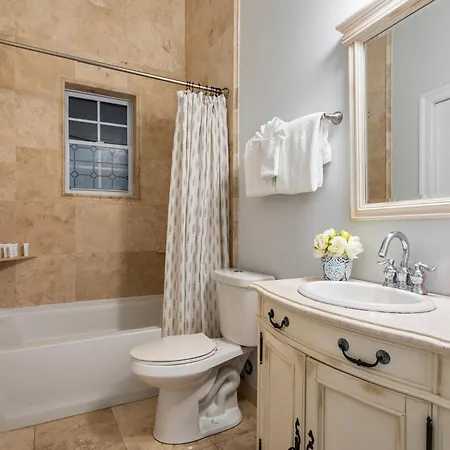 Apartment Hosteeva Modern Near Magazine St & Close To Fq