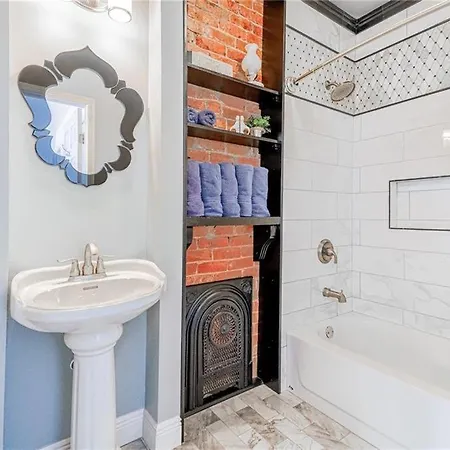 Apartment Walker Mansion On St Charles Ave - Unit 6 *