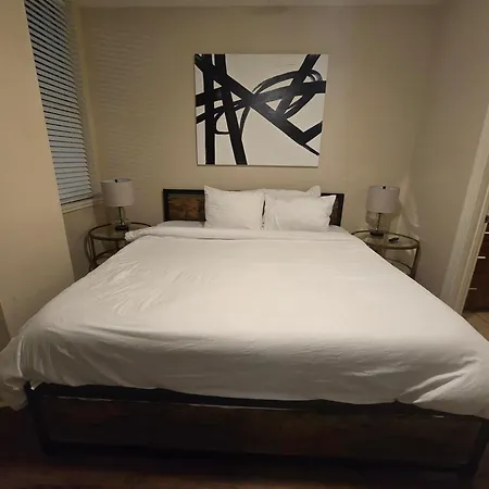 Apartment Beautiful Walk To French Quarter, Pool, Gym, View *