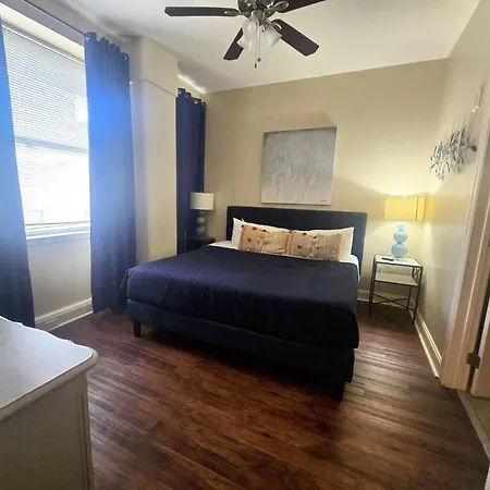 Apartment Beautiful Walk To French Quarter, Pool, Gym, View *