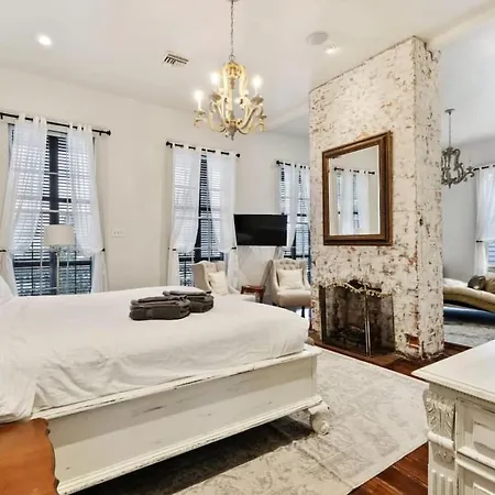 Villa Bright W Heated Pool & Pool Table 5br 4ba