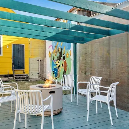 Shotgun W Porch & Backyard Near Streetcar Holiday home