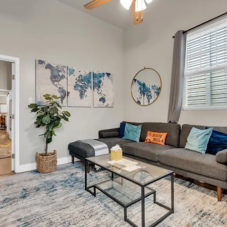 Holiday home Tranquil Retreat W High Ceilings Near Streetcar *