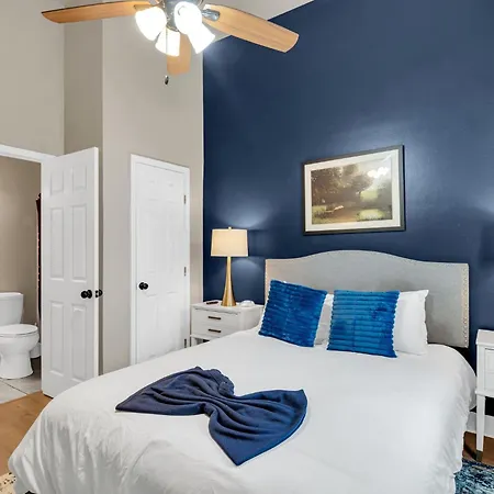 Tranquil Retreat W High Ceilings Near Streetcar