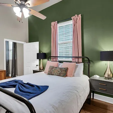 Tranquil Retreat W High Ceilings Near Streetcar *