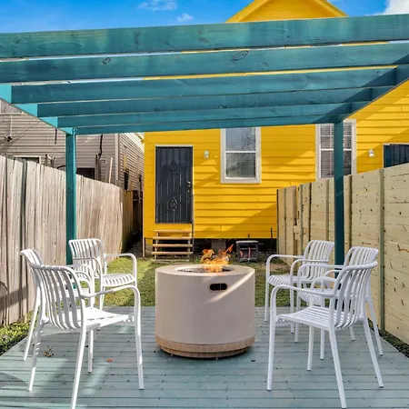 Holiday home Tranquil Retreat W High Ceilings Near Streetcar *