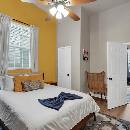 Holiday home Tranquil Retreat W High Ceilings Near Streetcar